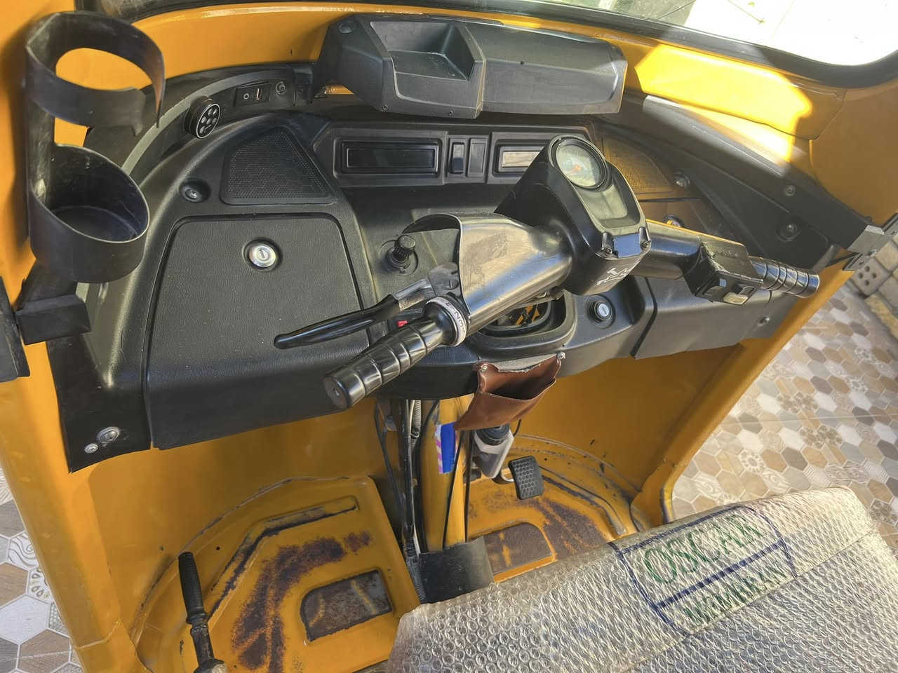 السلام عليكم تكتك TVsللبيع موديل 21
السعر 6600وبيها مجال للشراي المكان المحمودية 
الهاتف ***********
