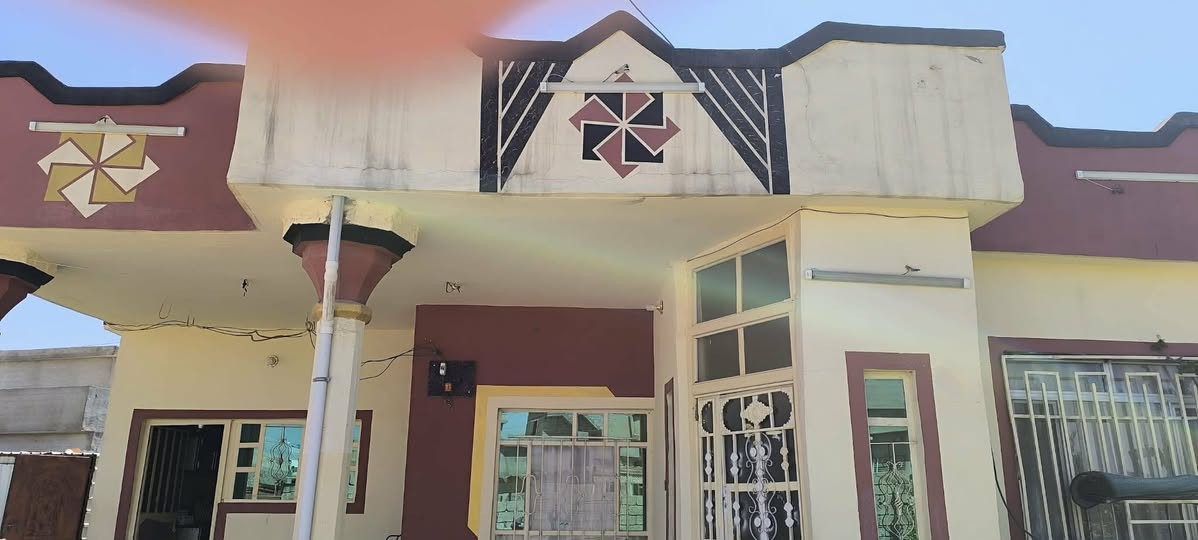 السلام عليكم.. بيت للبيع منطقة الخلف الخضر مساحتة 500 متر.. يحتوي على ربعة 7×4.. هول 5×4 غرفتين نوم 4×4 مطبخ 6×4 وحمام وبيتونه وحديقتين وترك ورة البيت 2متر وصحيات خارجية وحوش كبير السعر 70 وبيه مجال تعال وشوف..موبايل ***********
