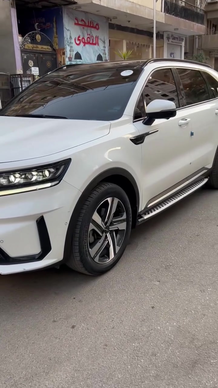 🤍🏁 KIA SORENTO HYBRID 2023 🏁🤍
مش أي SUV…  
دي عربية داخِلِة تقولك الفخامة ليها ناسها 👑

في ناس بتشتري عربية…  
وفي ناس بتشتري إحساس وهيبة وراحة وPresence يخلي أي حد يشوفها يعرف إن صاحبها “مش عادي” ✨

⸻

🚨 النسخة التقيلة الـ FULL OPTION  
🚨 7 Seats Captain Chairs  
🚨 HYBRID TURBO  
🚨 أبيض لؤلؤي على فرش جملي = تركيبة مؤذية بصريًا 🔥

⸻

🚗 المواصفات الأساسية  
• موديل 2023  رخصة 3 سنين
• لون أبيض لؤلؤي فاخر  
• فرش جلد جملي ملكي  
• عداد 28,000 كم فقط  
• 7 مقاعد Captain Seats  
• استعمال راقي جدًا

⸻

✨ تجهيزات إضافية تخليها مختلفة فعلًا  
• طبقة حماية كاملة PPF  
• عتب جانبي أوريجنال  
• فاميه Super Dark بالكامل  
• الفاميه مثبت رسمي في الرخصة ✔️

⸻

⚡ الأداء؟  
مش مجرد توفير بنزين…  
دي عربية بتديك إحساس VIP في كل دوسة بنزين.

🔋 1.6 Turbo Hybrid  
⚡ 245 HP  
🛞 فتيس أوتوماتيك 6 سرعات  
🌱 استهلاك اقتصادي بشكل يصدّم  
🚀 سحب ناعم وثبات يخليك سايق بثقة كاملة

⸻

💎 FULL OPTION بمعنى الكلمة  
• Smart Entry & Push Start  
• كراسي كهرباء فاخرة  
• Captain Seats مستقلة  
• شاشة ضخمة Touch Screen  
• Apple CarPlay / Android Auto  
• كاميرات وحساسات محيطية  
• LED Full Lights  
• Driving Modes  
• جنوط سبور  
• تكييف ديجيتال ثلاثي  
• أنظمة أمان كاملة  
• Blind Spot  
• Lane Assist  
• Collision Warning  
• ESP / ABS / Traction

⸻

🤍 العربية دي معمولـة لواحد:  
حد ذوقه عالي…  
بيحب يركب حاجة تليق بيه قبل ما تليق بالطريق.

مش عربية “توصلك”  
دي عربية تخلي الناس تبصلك وإنت معدّي 😏

⸻

💰 السعر؟  
أقل بكتير من قيمة اللي راكبها.  
واللي فاهم في الفئة دي عارف إن الحالة دي ما بتتكررش بسهولة.

⏳ والعربيات النضيفة…  
ما بتستناش حد كتير.

📞 أدهم باشا | مسؤول مبيعات  
01550013360

واتساب مباشر:  
wa.me/201550013360

📍 معرض الكابتن – المهندسين


**إذا كنت صاحب هذا الإعلان وتريد حذفه لأي سبب، رجاءا أرسل رسالة إلى الدعم الفني**