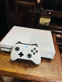 اكس بوكس ون اس نظيف جدا ملحقاته يده اصليه و كيم باس ٣ اشهر السعر ١٩٠ و...