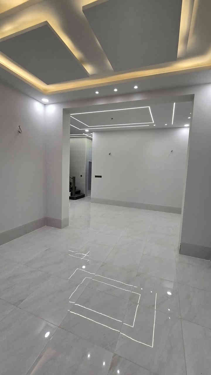 السلام عليكم بيت للبيع المساحه 100متر طابقين بناء حديث يحتوي على غرفه عدد 3 خدمات كامله يصلح سكن او حسينيه العنوان كربلاء حولي ابو مهدي المهندس ملحق دار السلام يبعد عن الحولي ١٠٠متر بسعر {[[168مليون ]]  استفسار اكثر الاتصال بالأرقام التالية 
*********** اسيا وتساب 
***********
