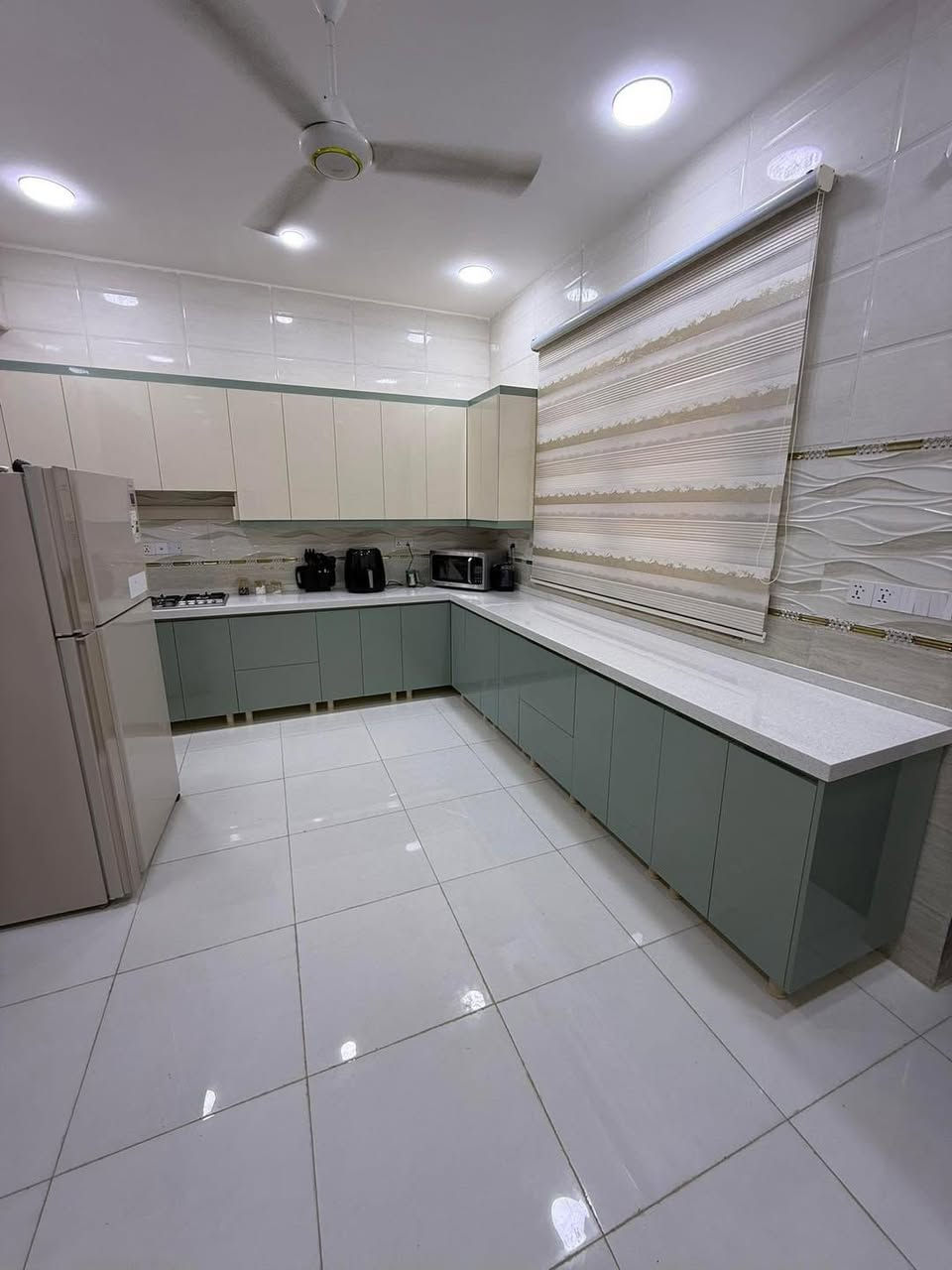 🏠 / دار للبيع المساحة ٢٠٠  م طابو صرف 

                     واجهه ١٠ م / نزال ٢٠  م

🧱 بناء حديث درجة اولى مودرن ( بأشراف مهندسين )

           ( علماً ان الدار مطلوب ٦٠ لصندوق الاسكان ) 

الطابق الاول / مطبخ حار بارد. أستقبال  . هول .غرفتين نوم . مجمع  صحيات  . كراج كبير . 

الطابق الثاني / اربع غرف نوم نظام سويت . هول . مجمع صحيات 

🌏 الموقع / شارع الكابينات ( حي الامام )قريب جداً من شارع ٨٠
           
                        خلف عيادة ماربل لطب الاسنان  

                        ( ٣٠ م يبعد عن شارع ٨٠ )

#لمعرفة_السعر  (((مراسلة الصفحة )))

 للأستفسار أكثر مراجعة مكتب 

#الحسنين_للعقار_والمقاولات بداية شارع الحسينية من جهة شارع ٦٠ او الاتصال 

***********
