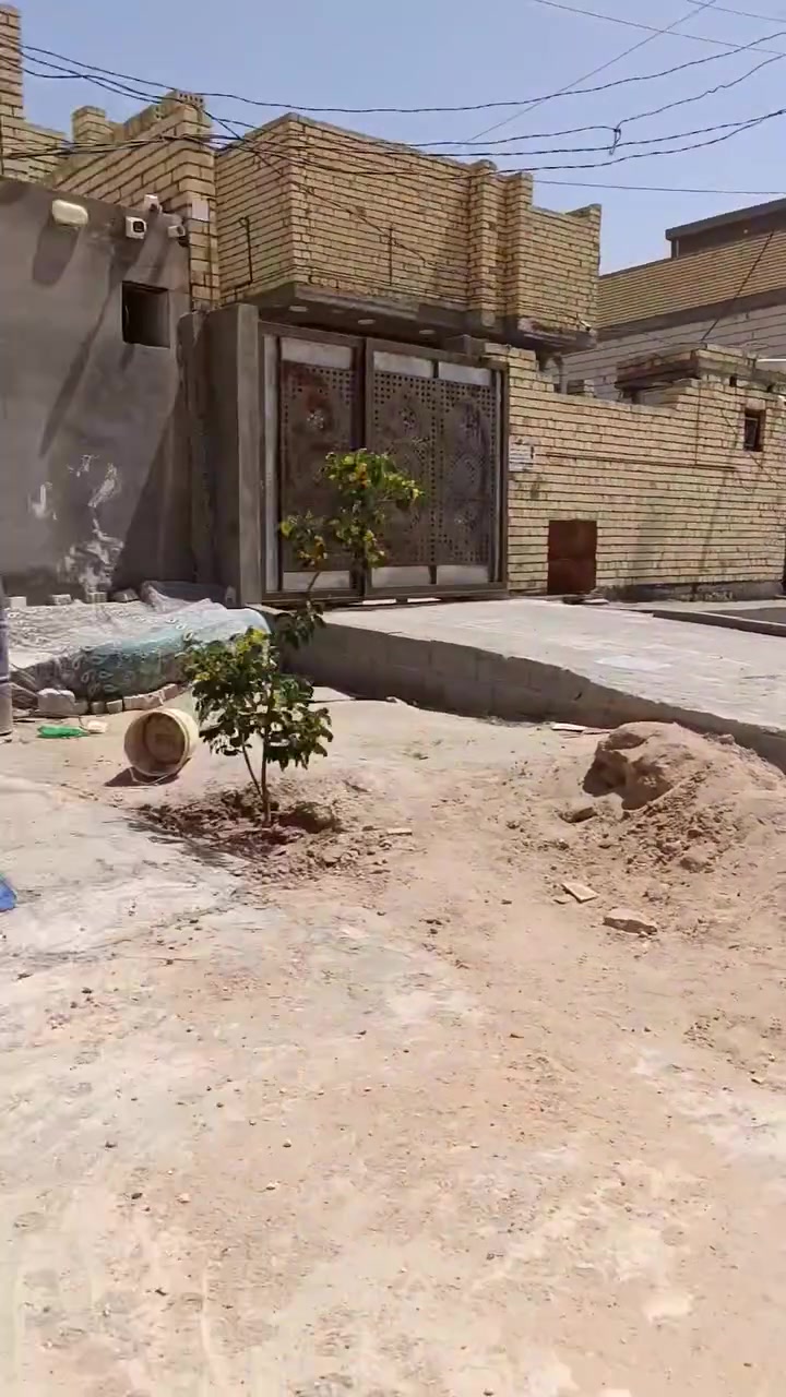 سلام عليكم   متاح طابو صرف بأسمي 
مساحة 125.   6/25.م /واجة  نزال 20/م
بناء. بلوك + عگاده بيت مرتب حديث البناء 
يحتوي على 2 غرف نوم 3 صحيات  
صالة  + ستقبال + مطبخ + 2 منور  
موقع كربلاء حي موظفين الحر خلف 
قرب مستشفى التركي 
واحاة العتبه الحزام الاخظر 
سعر. 135 قابل للتفاوظ 
***********

