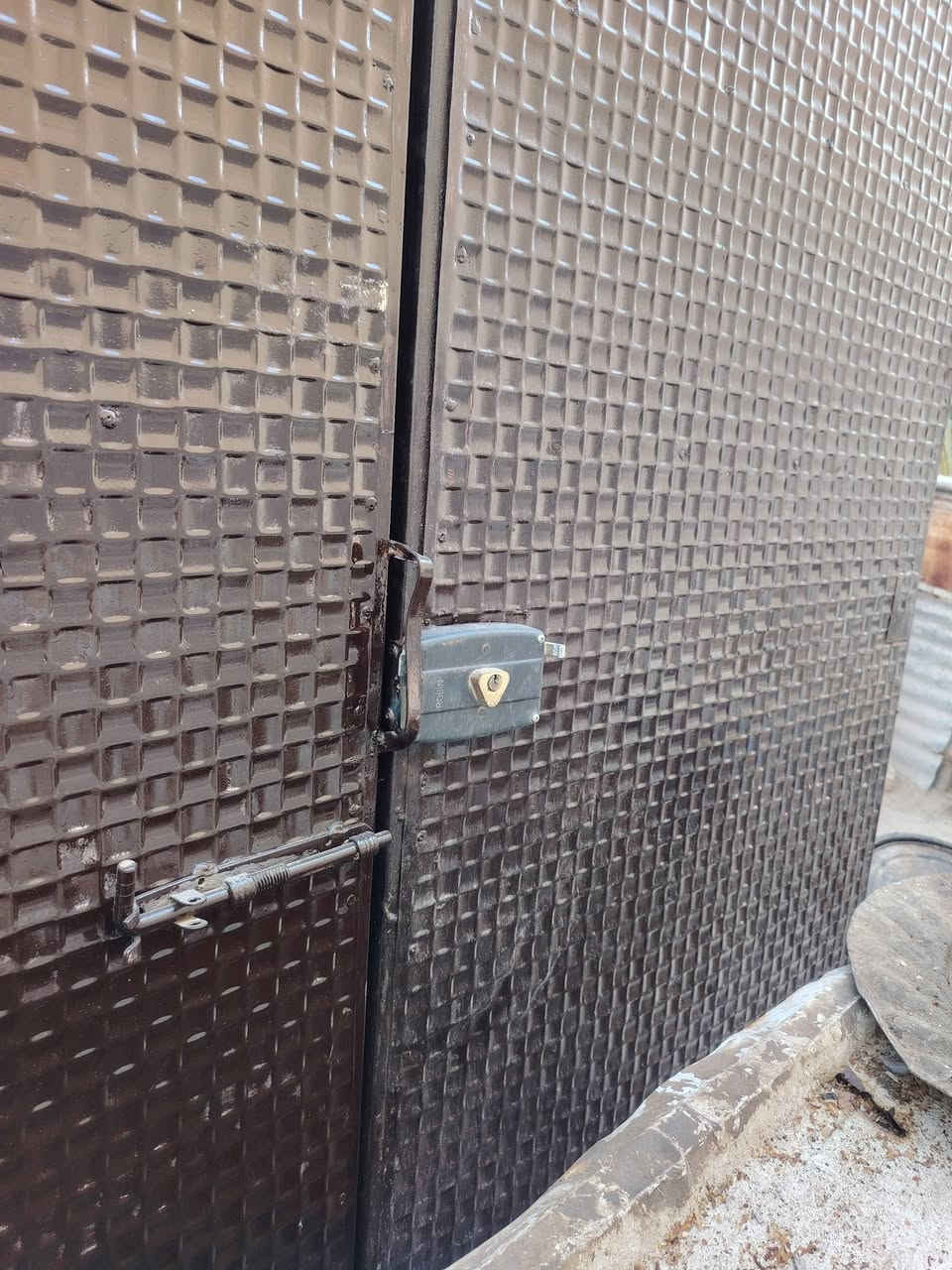 السلام عليكم باب بيت جديد للبيع 
العرض 2متر  الطول 210سم حديد ثكيل امامك بل صوره 
الستفسار عله هاذ الرقم *********** 
مكان بغداد
