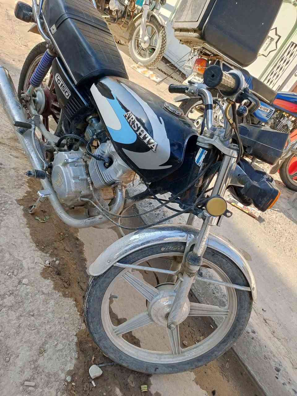 السلام عليكم دراجة ارشة أربعة كير للبيع نضيفة كاعدة حلوة كهربائيات شغالة اشاير بكلايتات أوراقه ضايعة جانت مخزونة موديل 2017 اعيد جانت مخزونة سعرهة 425 وبيهة مجال للاستفسار ***********.     او.    ***********.  المكان بغداد حي العامل
