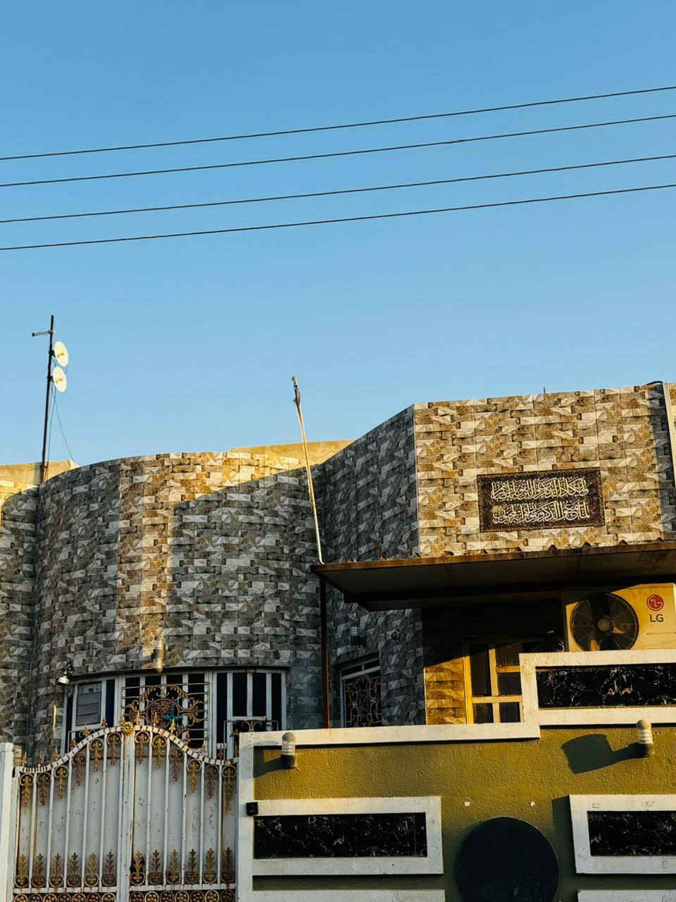 السلام عليكم 
بيت للبيع للبيع  
المساحة 150 
الطابق الارضي دوانية وصالة وغرفتين ومطبخ وصحيات داخلية وخارجية 
الطابق الثاني صاله وغرفه 
موقع البيت قرب مدرسة محمد باقر الصدر 
ملاحظة : البيت لا يباع بالمبادرة بيع مباشر فقط 
للاستفسار.. 
***********
