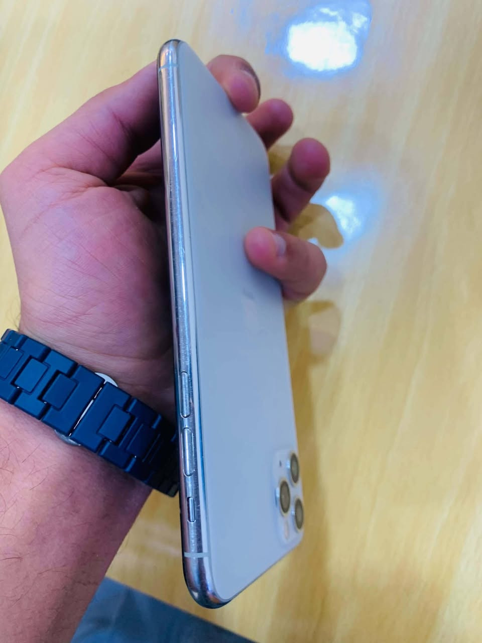 السلام عليكم مبايل iPhone 11 Pro Max للبيع  جهاز كله شغال و جديد علفحص مبدل شاشه فقط و الباقي مكفول ذاكره ٢٥٦  بطاريه 83 ابلاديه شرط لا معلايه و مبدله نموذج M الجهاز كامرات خط هزاز سماعه  كله شغال السعر ٢٧٥ و بيه مجال اكثر التصال على الرقم *********** مكاني نجف
