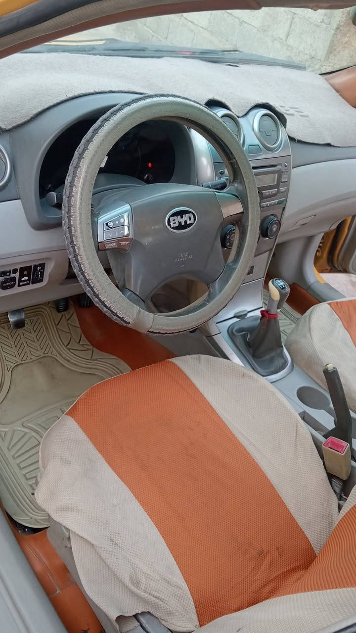 للبيع سيارة BYD G3 موديل 2013 سيارة  بأسمي 
لون اصفر - رقم بغداد اجرة دولي 
مواصفات: محرك 1500 - كير عادي - تبريد يحتاج غاز 
السيارة: دواخل نظيفة 
ملاحظات: عليها هيئة 72 الف + السنوية ساقطة 7 اشهر
السعر المطلوب: 46 ورقة قابل للتفاوض للشراي
السيارة موجودة بغداد الزعفرانية 
رقم للتواصل: ***********
