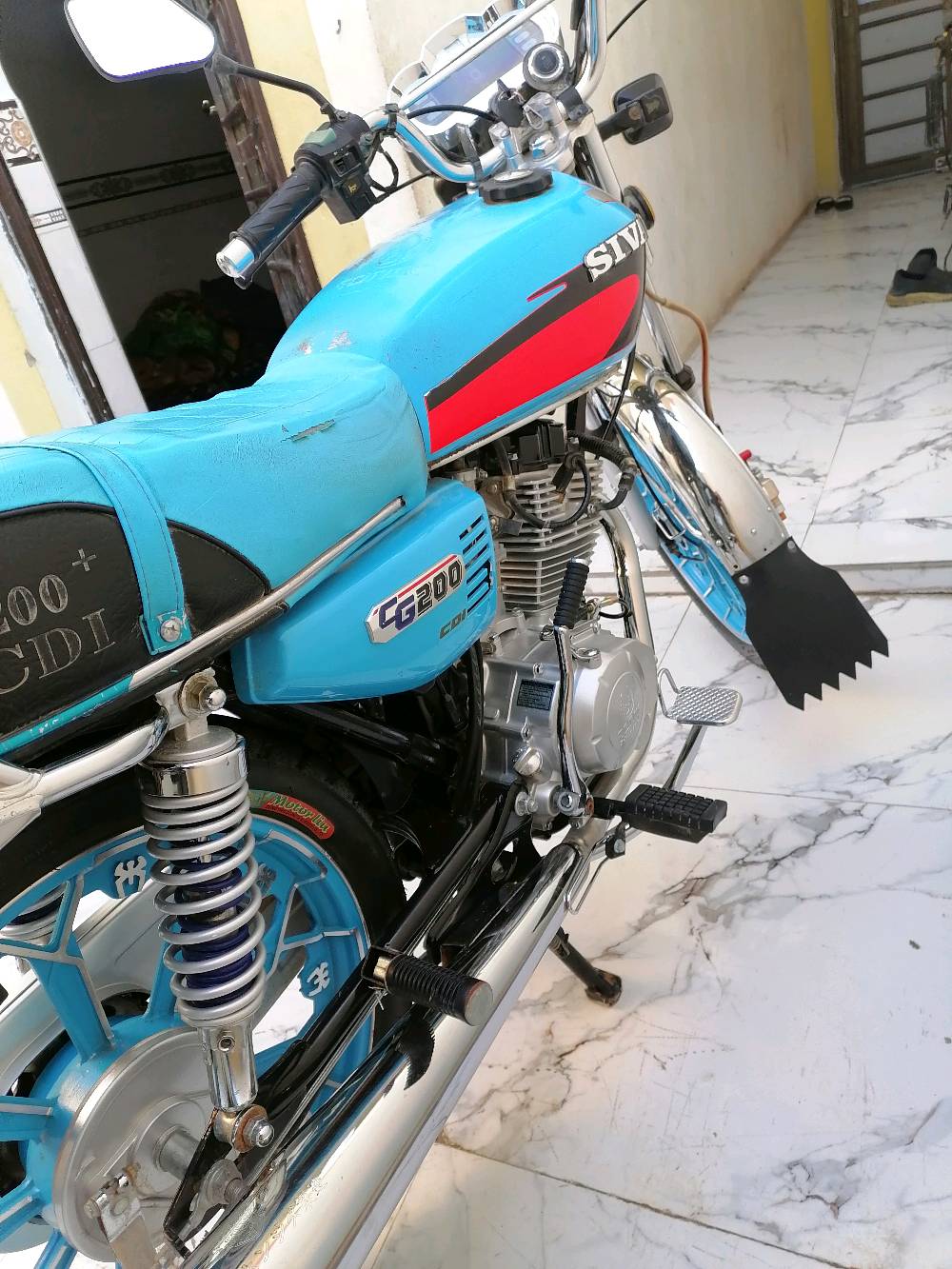 دراجة نارية موديل سيف, سعة المحرك 200cc. الدراجة تحمل اللون الأزرق مع بعض التفاصيل باللون الأحمر. مزودة بقرص فرامل أمامي وعداد رقمي لقياس السرعة. الإطارات بحالة جيدة وداخلية الدراجة نظيفة ومجهزة بشكلٍ كامل. مناسبة للتنقلات اليومية.