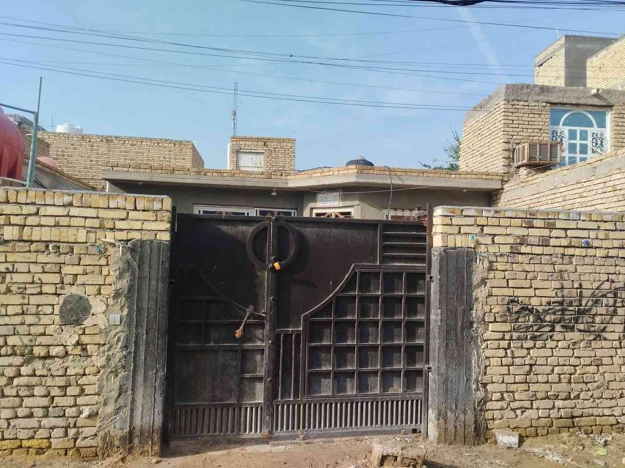 بيت للبيع المساحه 200 حي الامير بالزراعي شارع يطلع على عرجه عروف ويطلع لحي الامير ***********
