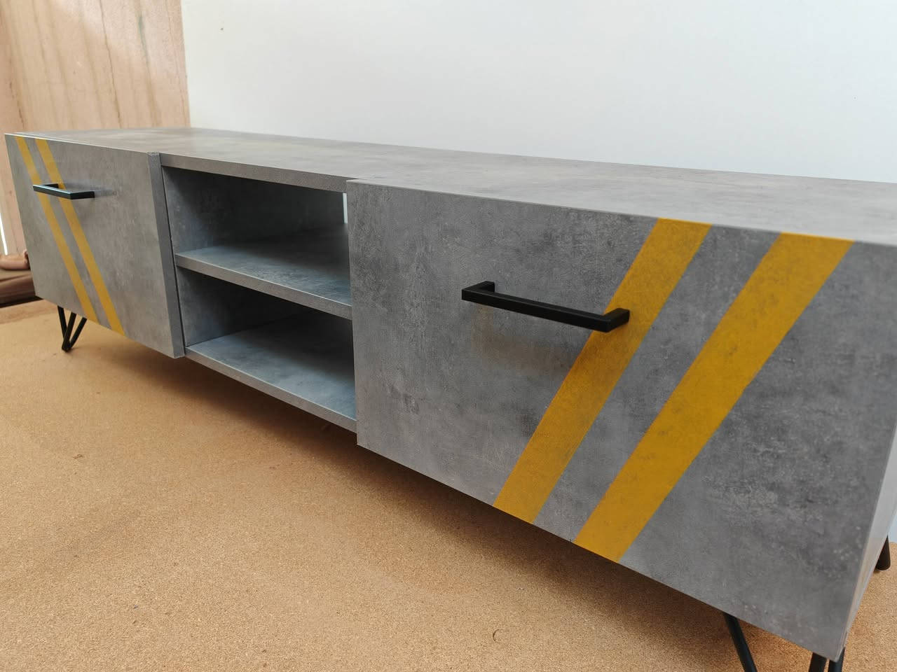 ميز تلفزيون
شغل عراقي ضمان
للتواصل ***********
يوجد توصيل
