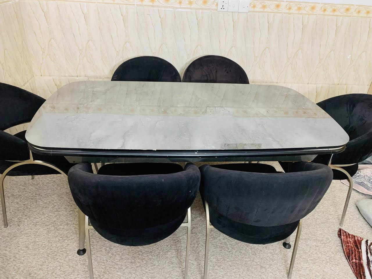 🍽️ تاقم مێز و ٦ کورسی نانخواردنی شیک (بۆ فرۆشتن)
تاقمێکی زۆر جوان و مۆدێرن بۆ فرۆشتن، دیزاینێکی تایبەتی هەیە کە لەگەڵ هەموو ماڵێک دەگونجێت.
وردەکاری تاقمەکە:
• 🪑 کورسییەکان: ٦ کورسی قوماشی ڕەش، زۆر ئاسوودە و خاوێن (وەک نوێ دیارن).
• ✨ مێزەکە: سەری دارە بە نەخشی مەڕمەڕی خۆڵەمێشی، شێوازێکی زۆر سەرنجڕاکێشی هەیە.
• ✅ دۆخی گشتی: مێزەکە دەستی دووە و نیشانەی بەکارهێنانی سروشتی پێوەیە (وەک هەر مێزێکی دەستی دوو)، بەڵام زۆر ڕێکە و هیچ کێشەیەکی لە بەکارهێناندا نییە.
• 🚚 دیاری ئێمە: گەیاندن (Delivery) بەخۆڕاییە تەنها بۆ ناو شاری هەولێر.
💰 نرخ: [٢٠٠هەزار] (کەمێک مەجالیشی تێدایە بۆ کڕیاری ڕاستەقینە).
📍 ناونیشان: هەولێر.
📞 بۆ پەیوەندی: [***********] أربيل, العراق
