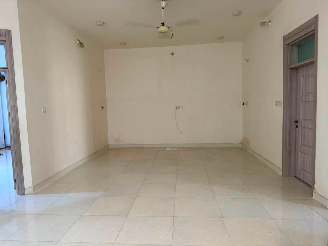 � للبيع منزل مميز في حي الجامعة / الديوانية
السلام عليكم منزل طابو زراعي سند ٢٥
📍 الموقع: الديوانية / حي الجامعة
📐 المساحة: 310 م²
🛏 عدد الغرف: غرفتان
🏠 المنزل يتميز بـ:
✔️ صالة استقبال واسعة ومريحة
✔️ مطبخ حار وبارد 
✔️ موقع مناسب وقريب من الخدمات نهاية شارع ٢٠ قرب اسواق الجوهرة 
الصور لجلب الانتباه بالواقع احله واكبر الي يحب يتفضل يشوفه بأي وقت اهلا وسهلا 

💰 السعر المطلوب: 180 مليون دينار عراقي (قابل للتفاوض مع الجادين)

📞 للاستفسار  ***********
