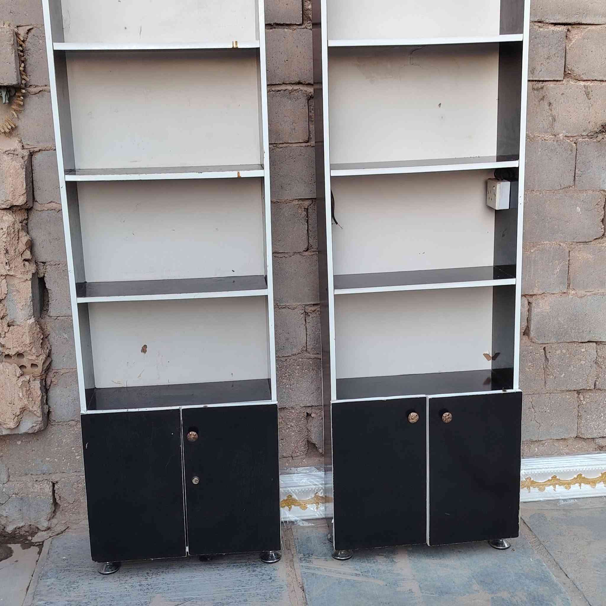 فاترينات عدد ٢ للبيع  قفل  ٧٥ الف  لحد يجي ويكلي اني ستوني  واني واني ٧٥ الف قفل  رقمي *********** مكاني دوانية قضاء المهناوية
