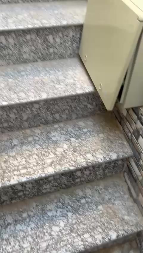 #معروض_لدينا
شقه للأيجار بالتضحية بشارع دائرة الكهرباء نظيفه كلش
تحتوي على/ غرفتين وصاله ومطبخ وصحيات ودرجها معزول وحده 
الايجار/ 250 وبي مجال قليل 

***********
