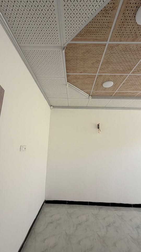 🏠 بيت حديث البناء للبيع في موقع مميز جداً 🏠
 الموقع: تكريت - حي الديوم (مربع 16 ألف) - موقع مميز وقريب من الخدمات.
 المساحة الإجمالية: 100 متر مربع.
 الأبعاد: الواجهة 5 متر | النزال 20 متر.
 عرض الشارع: يقع على شارع بعرض 15 متر (شرحة ومريحة للمرور والبارك).
 حالة العقار: بناء حديث (درجة أولى) وجاهز للسكن.
✨ مميزات العقار:
 تصميم داخلي يستغل المساحة بشكل ممتاز.
 يقع في منطقة حيوية ومرغوبة (مربع الـ 16 ألف).
 الشارع العريض (15م) يمنح العقار وجاهة وخصوصية وراحة في وقوف السيارات.
📞 للاستفسار ومعاينة العقار:
***********
