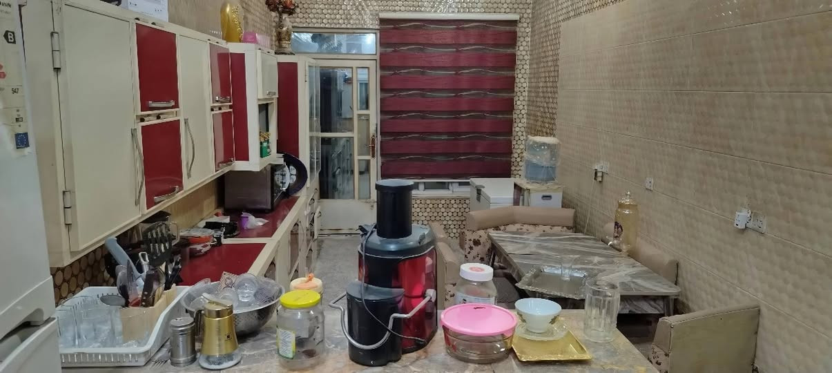 دار للايجار/ المنطقة : سامراء - حي السكك / المساحة 300 متر مربع/ طابقين / ط1 : مطبخ ( حار + بارد ) + استقبال + هول+ غرفة عدد 2 + مرافق غربيه وحمام + مرافق خارجية .
ط2 : يحتوي 2 غرفة ( أحدهما تكون مخزن لصاحب العقار ) / البيت مؤثث يحتوي تخم عدد 2 وسبالت عدد 4 و كاونتر المنيوم ؛ وجميع الأجهزة الكهربائية الأخرى ( ثلاجة + مجمدة + براد + طباخ + غسالة اوتوماتيك ) مع غرفة نوم كاملة .
سعر الايجار الشهري 650،000 دينار 
للاستفسار ***********
