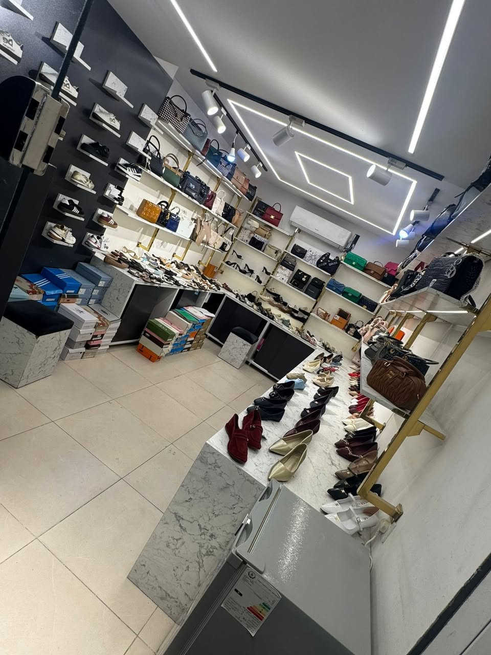 محل كامل مجهز للبيع
محل للبيع  مساحه 3.10 في 5.8
 زيونه الربيعي الشارع العام
***********
