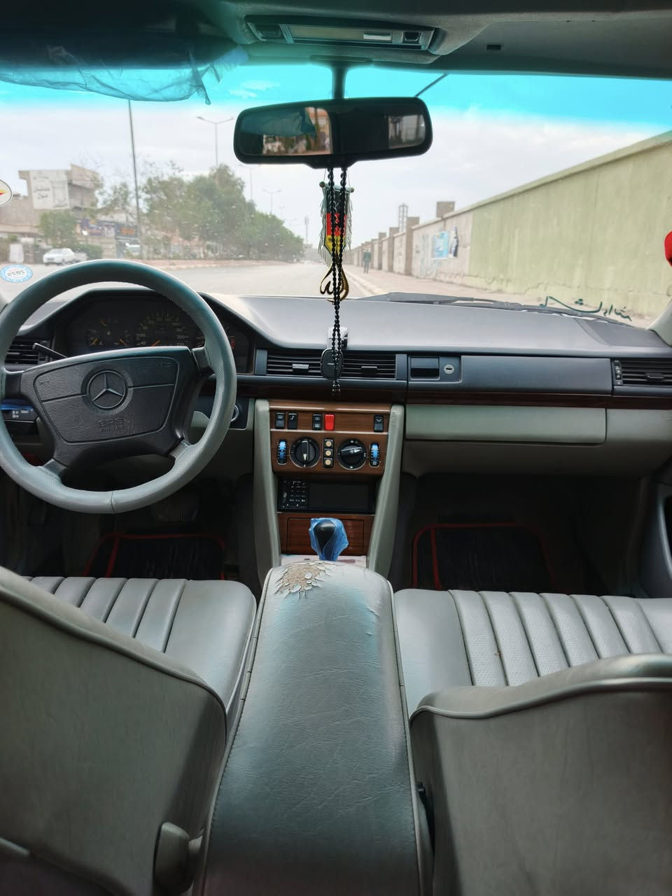 سلام علیکم  mercedes benz وارد یابان
حجم  300se
مودیل 1991 بلاد
تبرید شغال كشن كهربا سستم غاز ئیطالی
محرك بطه  3000 كیر محرك شرط
مابی ضربه ولا خیاس صبغ عام للجمالیه
سنویه ولرقم جدید بطاقه بنزین و غاز 
تایرات جدید 
مابی مصرف 
تخم لایتات زینون 
مكان كركوك 
0751 822 8122
 السعر 70 وبی شویه مجال
اذا مو مشتری لاتزعجنه مع احتراماتی
