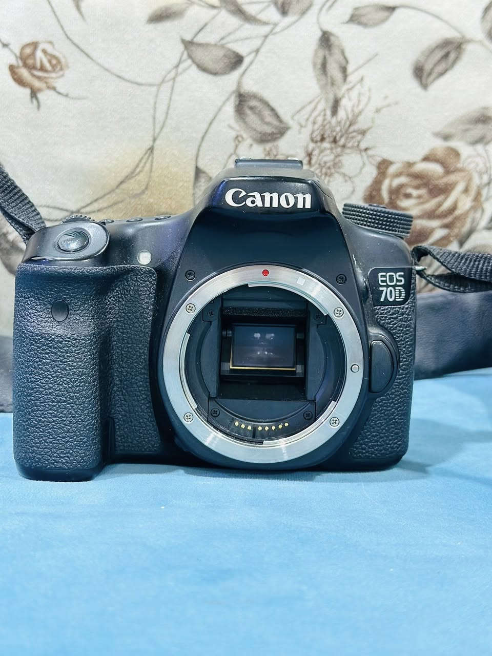 Canon EOS 70
لعشاق التصوير الفوتوغرافي وصناعة المحتوى المرئي، وللمبتدئين الطموحين الذين يبحثون عن بداية قوية واحترافية، أعرض لكم كاميرا Canon EOS 70D الغنية عن التعريف، بجميع ملحقاتها الأساسية والإضافية، جاهزة للعمل مباشرة.
الكاميرا والمواصفات الأساسية:
• جسم الكاميرا: Canon EOS 70D
• الحالة: نظيفة جداً، معتنى بها، وتعمل بكفاءة 100%.
• المميزات الرئيسية:
• نظام Dual Pixel CMOS AF: فوكس تلقائي فائق السرعة والسلاسة في التقاط الصور والفيديو.
• شاشة لمس متحركة (Vari-Angle LCD): مرونة كاملة للتصوير من زوايا صعبة، مثالية للفلوجات وتصوير السيلفي.
• مستشعر 20.2 ميجابكسل (APS-C): لجودة صور عالية الدقة وتفاصيل واضحة.
• تصوير مستمر 7 إطارات/ثانية: لالتقاط لقطات الحركة والرياضة بثقة.
• Wi-Fi مدمج: لنقل الصور والفيديوهات لاسلكياً إلى هاتفك أو جهازك اللوحي والتحكم بالكاميرا عن بعد.
• تسجيل فيديو Full HD: مع تحكم كامل بالفوكس اليدوي والتلقائي.
شدّة الملحقات الكاملة (ما تحتاج تشتري شي إضافي!):
1. مجموعة العدسات (2) عدسات لتغطية كل احتياجاتك):.
• Canon EF 75-300mm f/4-5.6 III: عدسة زووم قوية لتقريب الأهداف البعيدة جداً، مناسبة لتصوير الحياة البرية، الرياضة، أو التفاصيل المعمارية.
• Canon EF-S 18-55mm IS STM: العدسة الشاملة والأساسية للاستخدام اليومي، تصوير المناظر الطبيعية، المجموعات، والفيديوهات.
2. ملحقات الطاقة والثبات الاحترافية:
• قبضة البطارية (Battery Grip): تُركب أسفل الكاميرا، تسمح بتركيب بطاريتين معاً لمضاعفة وقت التصوير، وتوفر قبضة أكثر راحة وتحكماً إضافياً للتصوير العمودي.
• حامل ثلاثي (Tripod): ستاند أصلي بحجم كامل، قوي ومتين، ضروري جداً لتصوير الفيديو الثابت، اللقطات الليلية، والتصوير ببطء الغالق (Long Exposure).
• بطاريتان مع الشاحن الأصلي: لضمان عدم توقفك عن التصوير في أي لحظة.
3. ملحقات الحماية والتنظيم:
• حقيبة الظهر الاحترافية للكاميرا (Camera Backpack): مبطنة بالكامل ومقسمة داخلياً لحماية الكاميرا وجميع العدسات والملحقات من الصدمات والغبار، سهلة الحمل والنقل.
• ذاكرة تخزين (SD Card): ((128))عالية السرعة تدعم تسجيل الفيديو Full HD والتقاط الصور المتتالية بكفاءة.
السعر المطلوب للمجموعة كاملة: [800,000 دينار عراقي]
(السعر قابل للتفاوض البسيط، والبيع للمجموعة كاملة)
 الموقع: [البصرة الجنينة]
 للتواصل والاستفسار: [***********] أو عبر الواتساب
#مهند_الحلفي
