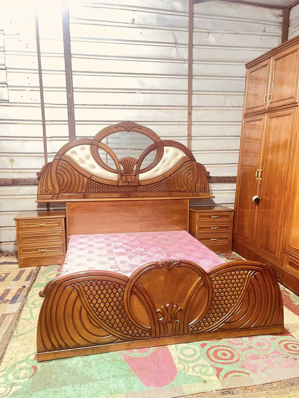 غرفه اخشاب للبيع ست ابواب ملحق صاج نضيف نقص زاويه مثل مموضح بصوره السعر 650 الاتصال على الرقم *********** بغداد متواجد واتساب وعندي توصيل بكروه
