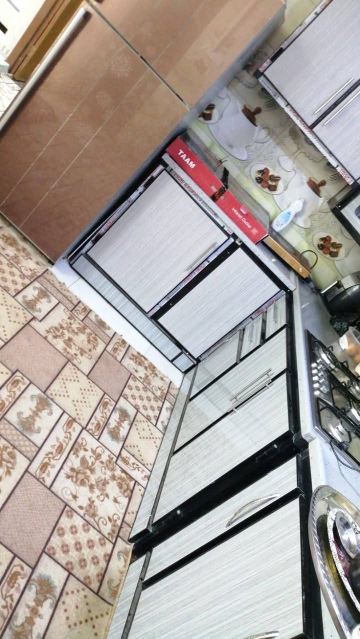 دار سكني للبيع في منطقة حي العسكري شارع ٦٠ زراعي البو جاسم ... (( سند 25 )) اقرار محكمة 
تفاصيل المنزل ؛
غرفتين نوم ... صالة .. استقبال .. مطبخ بارد وحار ..ومخزن وصحيات داخلية وخارجية .. مساحة البيت 180 م² 

الشراي يتصل 
***********
