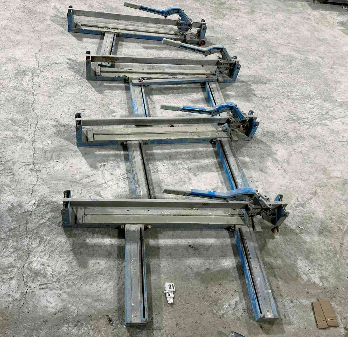 السلام عليكم #لبيع
مقصات سيراميك وخباطات اصليات ونضيفات وكلشي شرط الشغل لبيع مكاني ذيقار قيمهم باليرضي الله  
للاستفسار ***********
