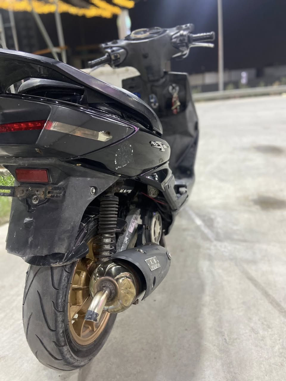 السلام عليكم سكنس فحل كولد طلاعات مرواس بسكنس شمعة او لد مزوده الدراجه بيها تزويد اوياله رياضي مشيف RBM اصليات لون ذهبي وبيها اكلجات امامي خلفي مطابق وبيها بك لايت رياضي وبيها اطار بانزين وبيها تعلاكه اصليه وبيها قبق فلاوين اصلي وبيها صالنصه اصليه مختمه ختم واحد وكفراتها اصليات وبيها سلف جبير والمكينه 59 هاوان كور جبير بي ولفات بصمه وبيها بوشه اصليه تايوات عليها علامه مال دوشي وبيها روله 800 الدراجه ماتلزم معدلها 130 الدراجه خير من الله نزلتها رمبه صارلها شهرين عندي وبيكم خير ودللو رقمي *********** بي رصيد وبي واتساب
