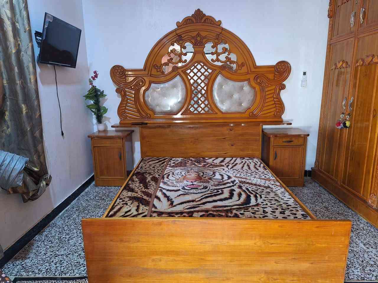 سلام عليكم 
غرفه خشاب صاج الخشب الاصلي
جديده قبل شهرين شتريتها
السعر مليون وربع 1250
وبيها مجال العنوان بغداد 
الرقم ***********
