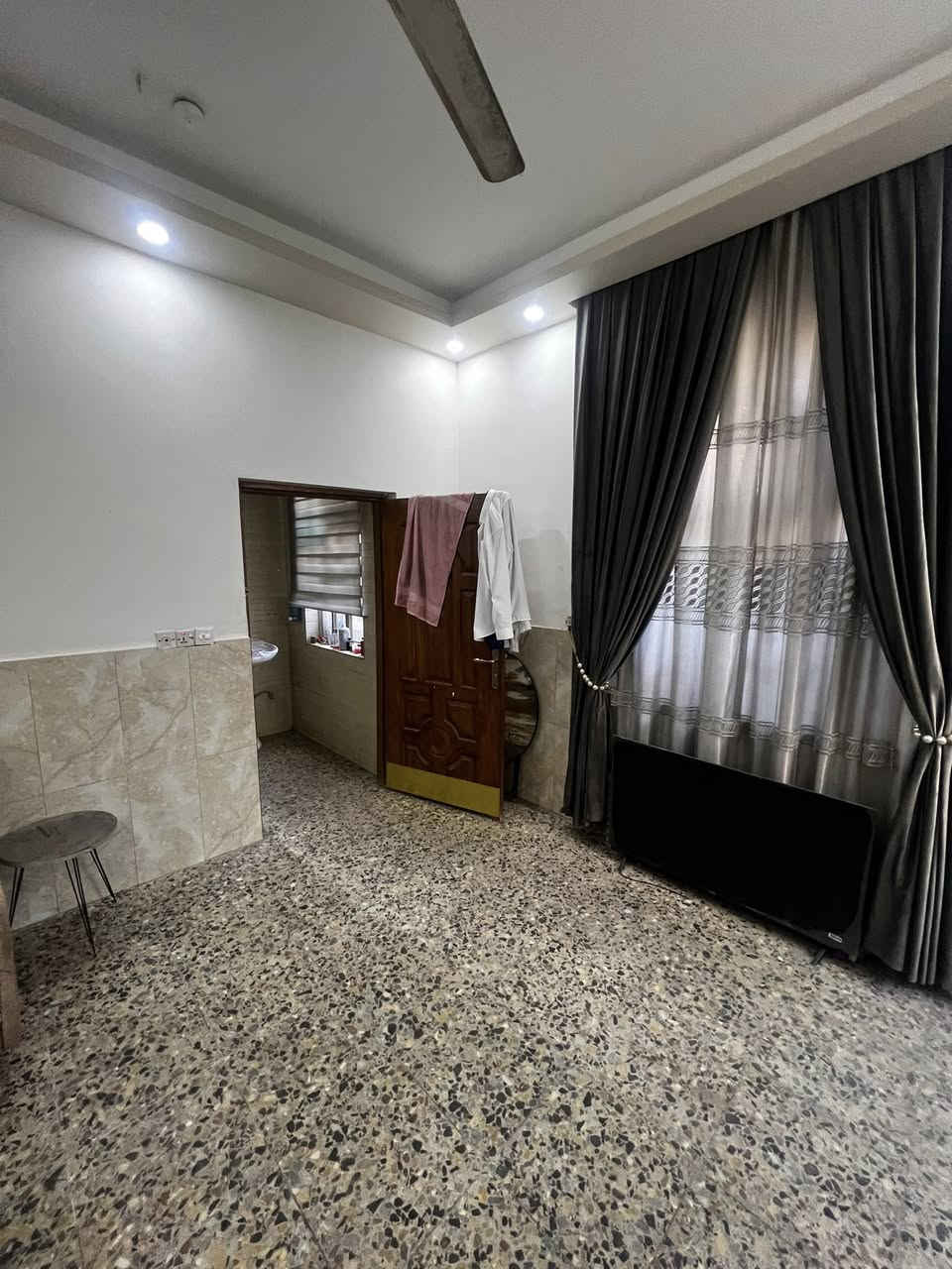 السلام عليكم بيت طابو زراعي 50 متر ركن الدورة كفاءات الصحة باسمي المنطقة كامل خدمات نقص تبليط البيت خير من الله كل نقص مابي الطابق الأول صاله وحولي ومطبخ وصحيات مدخلين الطابق الثاني غرفه نوم وحولي جبير يرهم قطع غرفه صغيره وفوك بيتونه جبيرة وسطح  معروض 65 
***********
