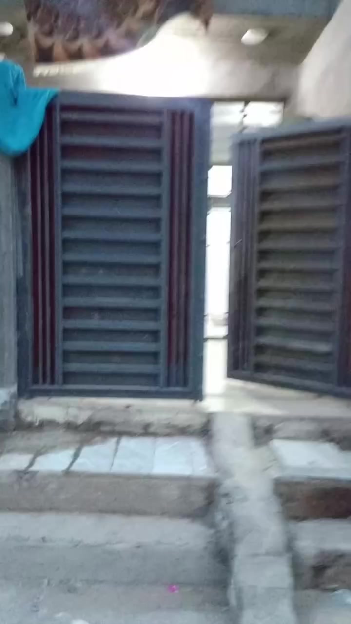 بيت للبيع 150 متر الوجه 7.5 والنزال 20 طابقين يحتوي ع 6 غرف نوم واربع حمامات وصاله عدد 2 ومطبخ وستقبال واسعه لبيت الطابق الاول كامل ع اخر حبايه الطابق الثاني عوزه بياض وكاشيء  موقع لبيت بغداد مقابل حي البتول قرب فلكه حي النصر للستفسار ***********
