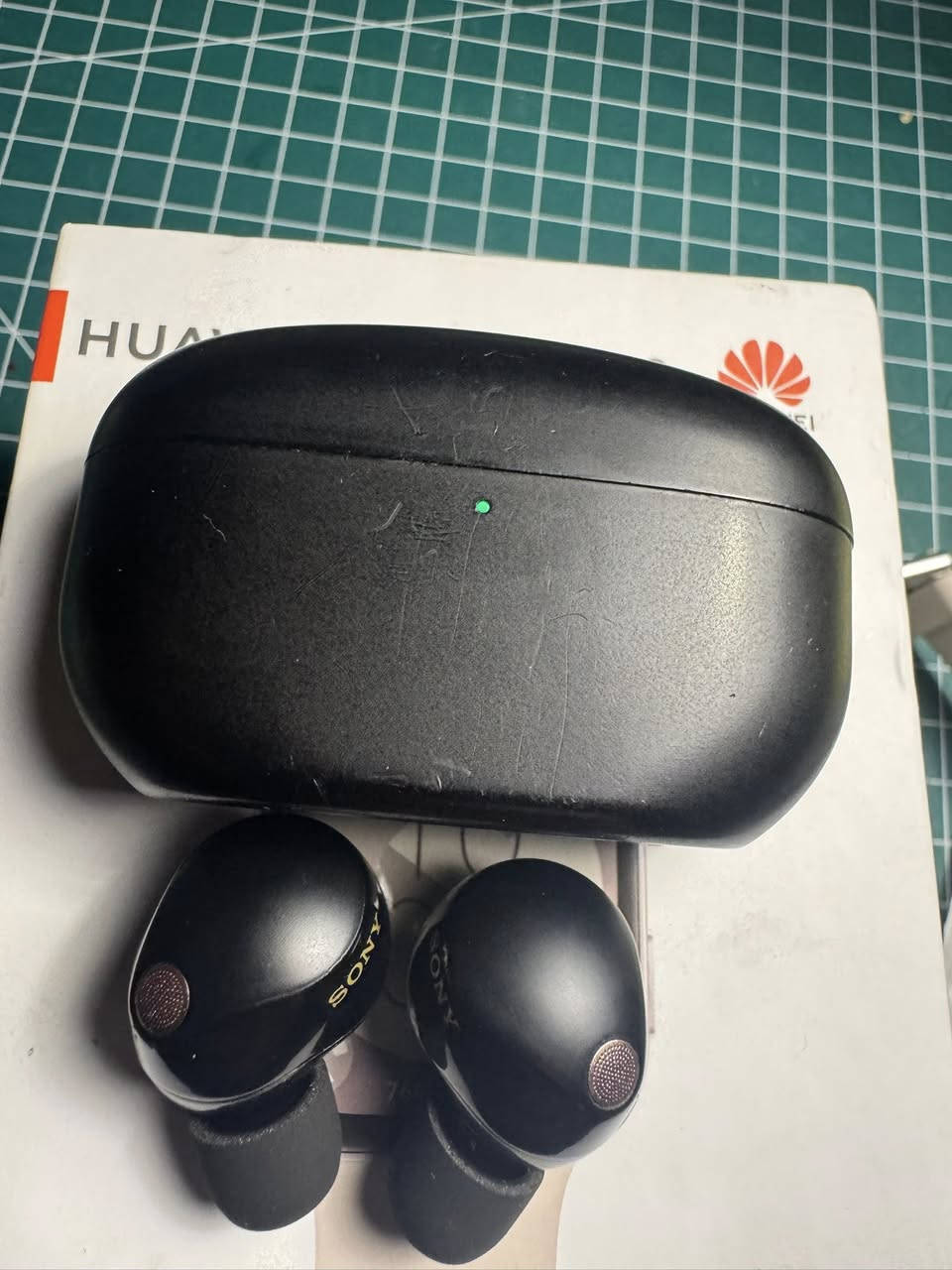 السلام عليكم للبيع سماعات سوني wf-1000xm5 احدث بودز سوني بالسوك.
السماعة نظيفة وادائهة قوي بالعزل وجودة الصوت 
لكن بيهة خدوش بسيطة مثل موضح بالصورة 
ممأثرة ابداً ع الاداء 
السعر 215 الف 
وبيهة مجال 
للتواصل : مراسلة الخاص او  عن طريق الرقم ***********
