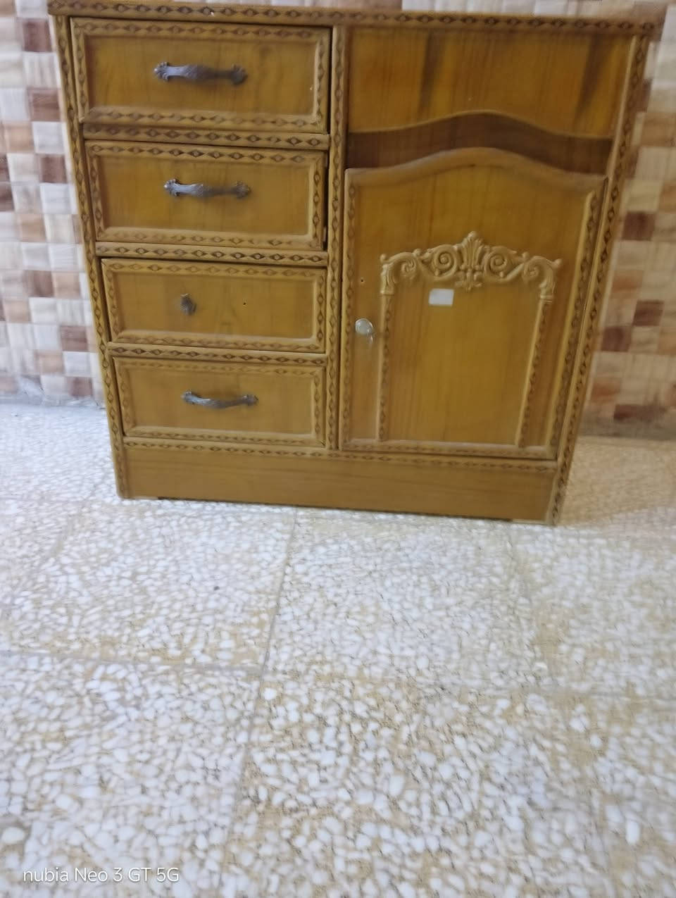السلام عليكم عندي هذا الميز نظيف وجديد قيم بالي يرضى الله كربلاء حي الاطارات ***********3
