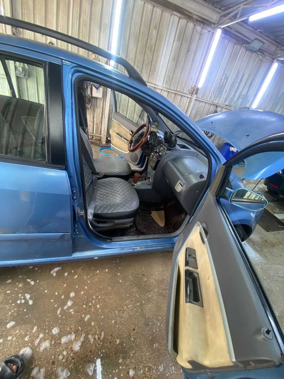 سلام عليكم شباب شيري A1للبيع سياره جديده مال زوجتي ماتطلع بيها قليل استخدامها تدفئه تبريد شغاله التبريد ثلج اوتماتيك رقم مميز بيها هزه جديدة السعر 37 ورقه وبيها مجال بسيط جدا ***********
