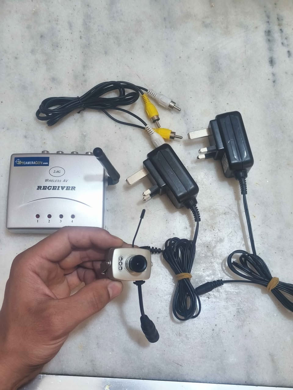 منظومة كاميرا مراقبة لاسلكية مصغرة تعمل على تردد 2.4GHz (ربط وتشغيل مباشر بدون إنترنت).
​المكونات: جهاز مستلم لاسلكي (Receiver) يدعم حتى 4 قنوات + كاميرا لاسلكية مصغرة تدعم الرؤية الليلية.
​الملحقات: المنظومة كاملة وتأتي مع المحولات الخاصة بها (عدد 2) بالإضافة إلى واير الـ AV الخاص بربط المستلم بالشاشة أو التلفزيون.
​الحالة: بحالة ممتازة جداً ومفحوصة بالكامل وشغالة 100%.
​السعر قفل: 25,000 دينار عراقي.

مكاني كربلاء ( اكو توصيل ) كربلاء, العراق


**إذا كنت صاحب هذا الإعلان وتريد حذفه لأي سبب، رجاءا أرسل رسالة إلى الدعم الفني**