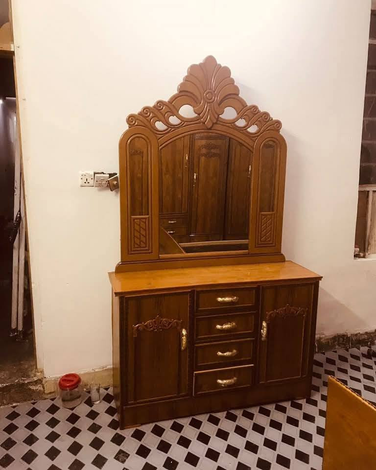 بلاش تخفيضات 
معمل ومعرض عباس الشمري يرحب بكم 
غرفه سته باب ملحق طابقين طاج طبيعي
كنتور صاج ٤ ملم داخل معاكس ابيض 
زاويه بعرض كنتور 
صوميه بلوك اسود ١٨ ملم 
سعر الغرفه ٩٥٠ الف 
مكان بغداد الامين الثانيه 
سعر جمله ٩٥٠ الف غير قابل للتفاوض 
***********
