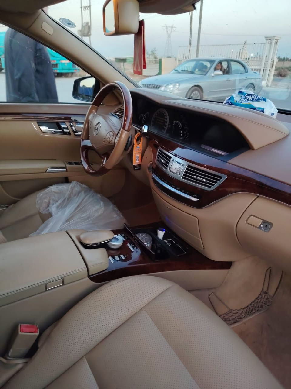 للبيع — Mercedes-Benz S500 موديل 2012
🔥 فخامة ألمانية بسعر فرصة 🔥
🔹 رقم أربيل
🔹 وارد خليجي
🔹 المسافة : 172,000 كم
🔹 اللون: أسود ملكي أنيق
🔹 8 سلندر — أداء قوي وراحة مطلقة
🔹 فل كامل (فتحة سقف – جلد فاخر – تبريد وتسخين مقاعد – شاشة وملاحة – كاميرا – حساسات – تعليق هوائي)
🛠️ ملاحظة بكل شفافية:
تبديل باب الصندوق الخلفي فقط (ضرر بسيط سابق)
عدا ذلك السيارة نظيفة جداً ومحافظة عليها
✔️ محرك وكير وشاصي بحالة ممتازة
✔️ استخدام شخصي
✔️ جاهزة للفحص بأي مكان
السعر 260 ورقه وبي مجال بسيط

📍 الموقع: بسماية
📞 للتواصل: ***********
