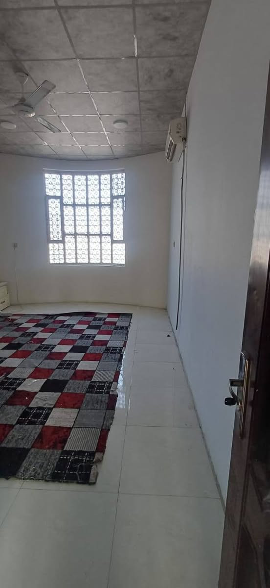 بيت  طابقين مساحه200 واقع حال(220) على شارع 30 مقابيله خدمات(ساحة فارغه) الجيران حلوين وهادئين الطابق الارضي يحتوي على
غرفتين 4×5
صاله.     8×5 
مطبخ.   4×6
ديوانية 7.5×4
بالاضافه الى صحيات خارجيه وداخليه وطارمه واسعه تشيل سيارة ونص والطابق الثاني يحتوي على غرفتين كبار وصاله وحمام
موقع حي الشرطه 74 مقابيل الطاك  يبعد عن شارع القائد 300 متر
البيت رقم بلدية بيه معامله سعره 153 وبيه مجال
تواصل***********
