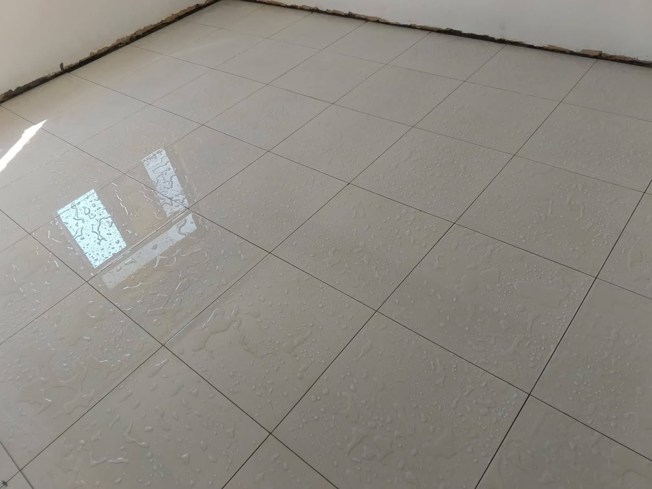 سلام عليكم خلفه سيراميك متفرغ حاليآ شغل درجه أولى أسعار مناسبة استفسار على رقم ***********

