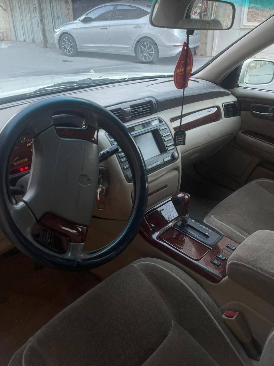 Toyota Crown (ملكة) موديل 99 – JDM Style 👑🇯🇵
​السيارة أدوات (بدون رقم - كلك مكصوصة كصتين) 🛠️
​لأهل الصنف والجنايه اللي يدورون النظيف والسيارة المضمومة ما متعوبه.. ملكة 99 (ثلاث دكم) Full Options 🔥، السيارة بحالة بلاد وبيهة ريحة الشركة، مال معاتب وجاهزة من كلشي 🥇.
​المواصفات الملكية (VIP Specifications) ✨:
​المحرك: ديفور الجبير (D-4 Engine) 🚀 – نشاط وعزم وعالشرط High Performance.
​اللون: محزم (جمالية ونظافة توب Clean Look 💎).
​الداخلية: كشنات كهرباء (Electric Seats ⚡) أمامية وخلفية، ستيرن كهربائي متحرك، وبردة خلفية كهربائية.
​الراحة: مثبت سرعة (Cruise Control 🛣️) شغال، وتبريد ثلاجة مركزية ❄️.
​حالة السيارة (Condition) 💯:
​الحدادية: 100% جديدة (Perfect Suspension 🔧) وما تحتاج برغي واحد.
​التواير: تخم تاير جديد 🚗.
​المحرك، الكير، والكهربائيات مكفولة وصوتها ما ينسمع (Super Quiet 🤫).
​السعر 💵: [37وبيه مجال للشرايه]
​المكان 📍: البصرة / الزبير
​للاستفسار والتواصل 📞: [0788 030 9900]
​تنويه للشراي ⚠️: السيارة أدوات (كلك مكصوصة كصتين) يعني بدون رقم، ومبيوعة على هالوضعية. الشراي الجاد واللي يعرف بقيمة الـ Crown يتفضل يتصل وجمالتهه بالواقع أحلى بهواي من الحجي.
​الملكة تبقى ملكة 👑 Crown Is Crown
