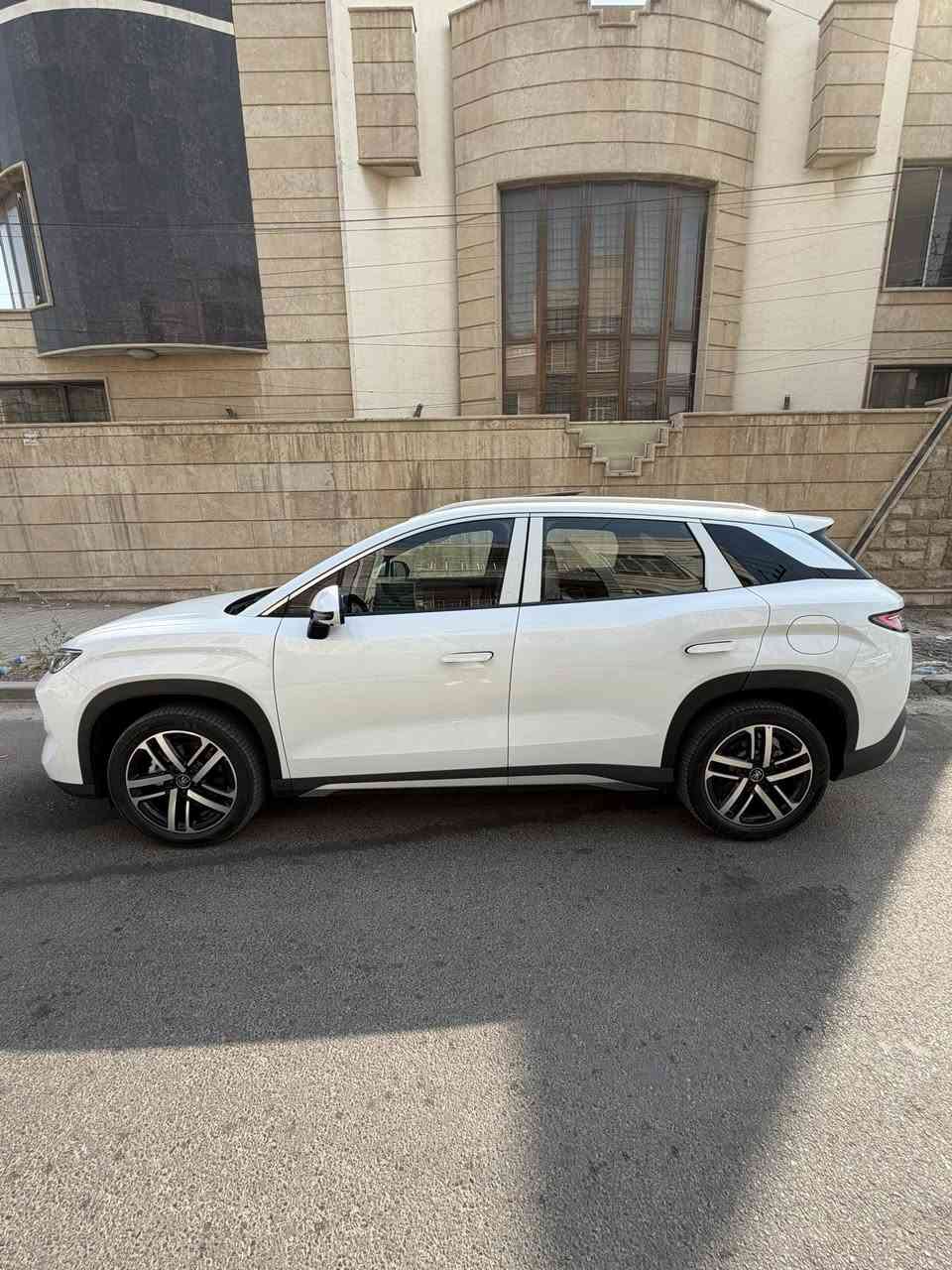 السلام عليكم
للبيع BYD  سونك L  موديل 2025 السياره اخت الزيرو ماشيه 2500 كيلو 
فول مواصفات/ 
كرسي كهرباء .. شاشه كبيره دواره.. بنوراما .. 4 كامرات .. صندوق كهرباء .. موصفاتها معروفه
السعر(30،800،000) دينار عراقي 
*********** مكان السياره بغداد
