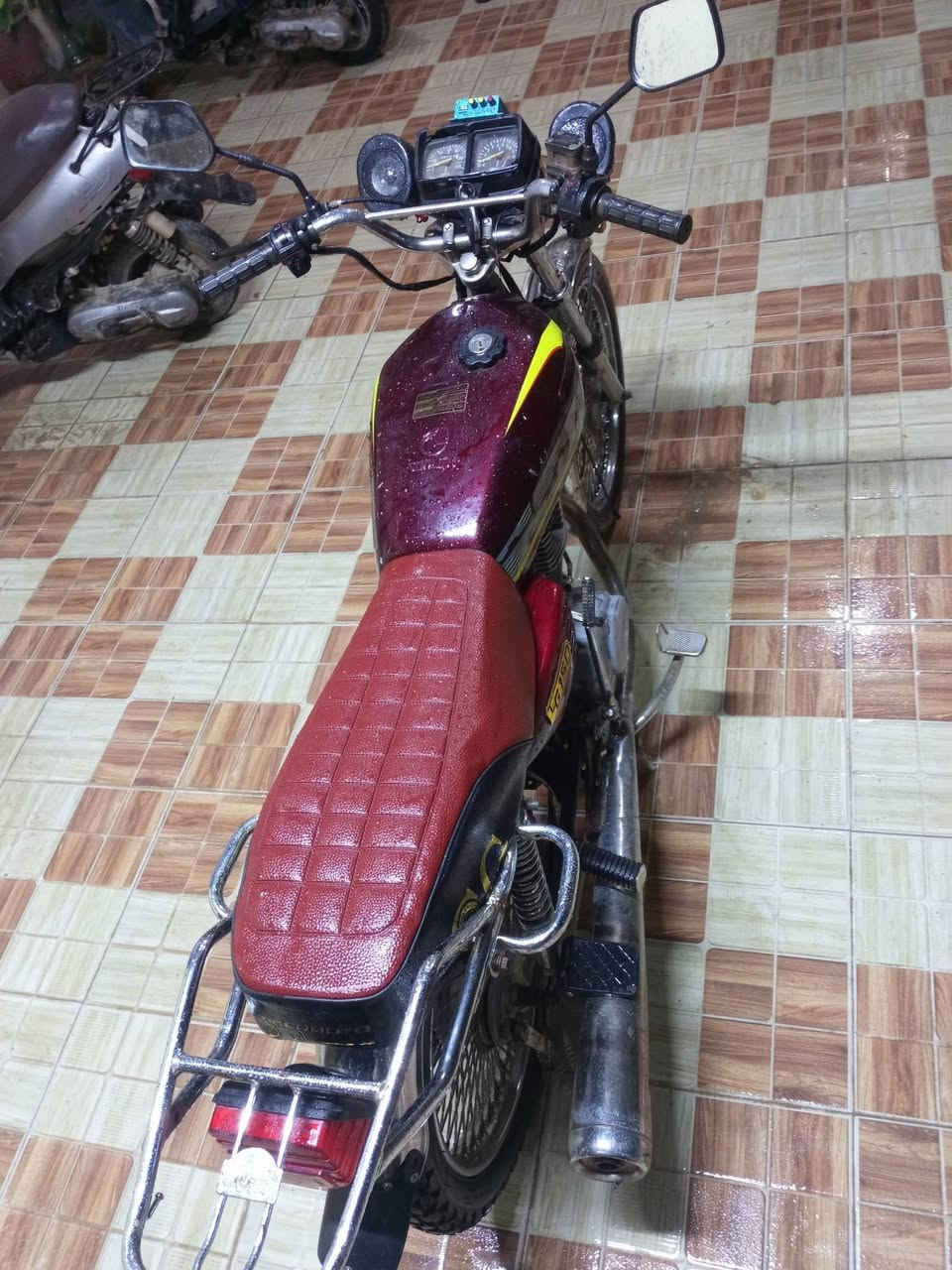 السلام عليكم لبيع  دراجه 4 كير موديل 22 دراجه كامله مكمله شلعه معدل السعر 325 وبي مجال لشراي مكاني تكريت التوحيد لستفسار رقمي ***********
