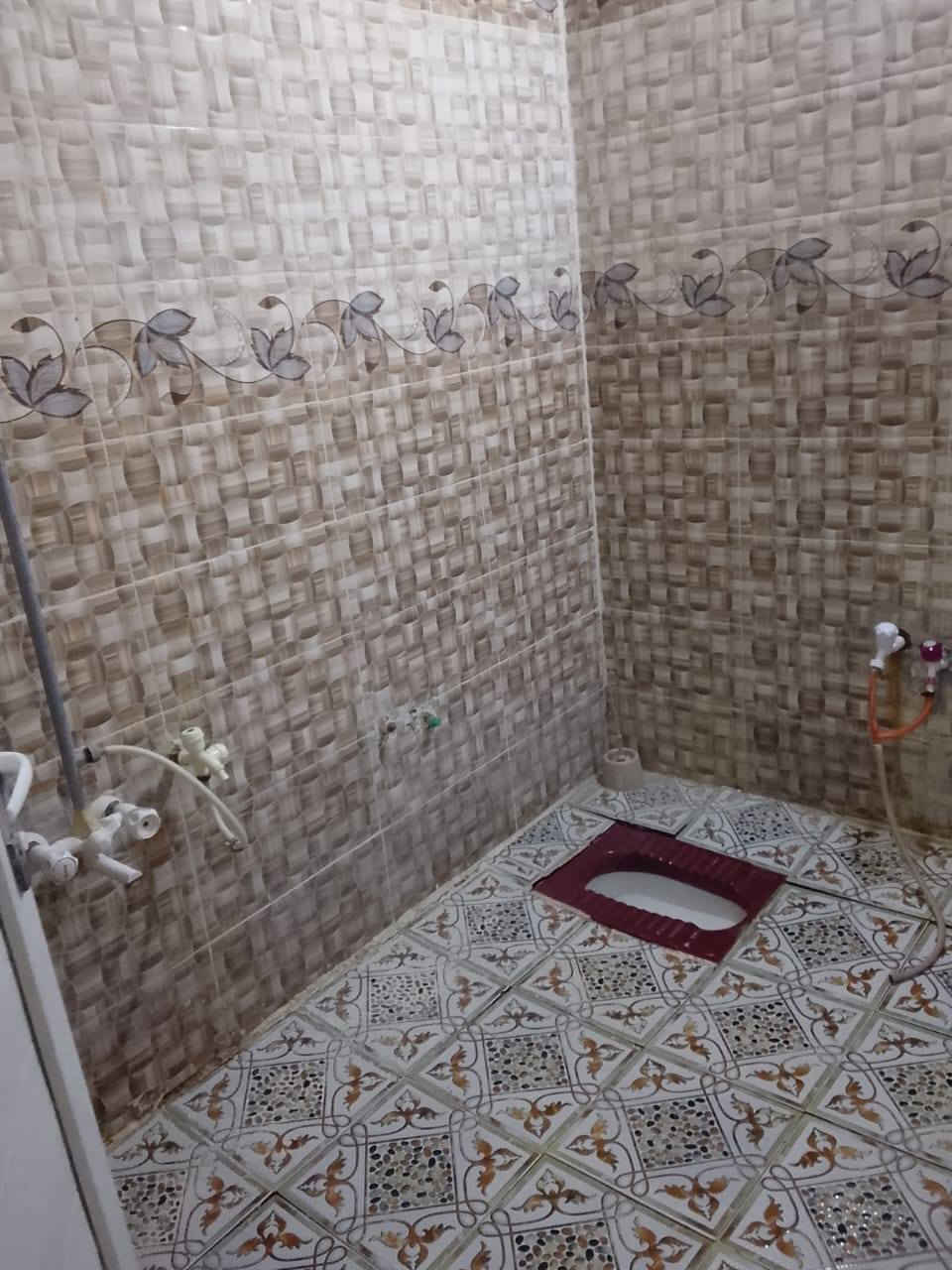 مشتمل للبيع المساحه 100متر بيه غرفه وكلدور ومطبخ ومجمع صيحات صاله كاماله البناء باقي سكف بيتونه كامله بدون درج  منور صغير خلف البيت  ارضيه صب  السعر 28 مليون علما طابو زراعي  العنوان حله الجزائر فرع الوردية قرب سكة الحديد 
***********
