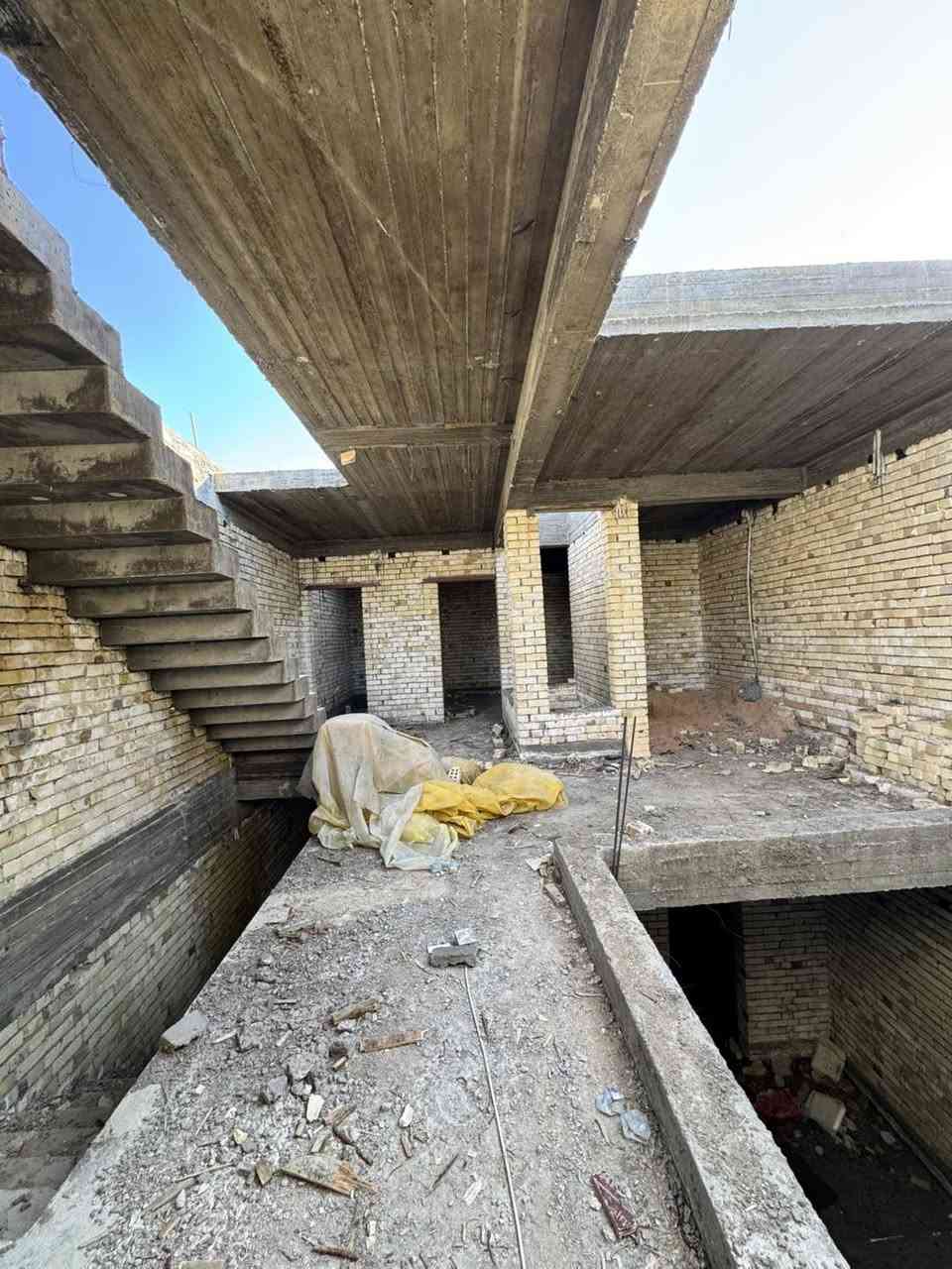 ⁨ هيكل للبيع موقع مميز قرب شارع الضغط  المساحه 148  واجهه 7
ونزال 20

العقار طابقين 

الطابق الاول .كلندور ومطبخ وغرفه وصاله وصحيات 
الطابق الثاني .غرفتين مجمع صحيات مخزن

للاستفسار مراجعه مكتب الخضراء للعقار⁩

***********
