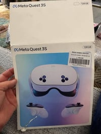 جهاز Meta Quest 3S بسعة 128 GB، وهو نظارة واقع افتراضي (VR) من شركة **...