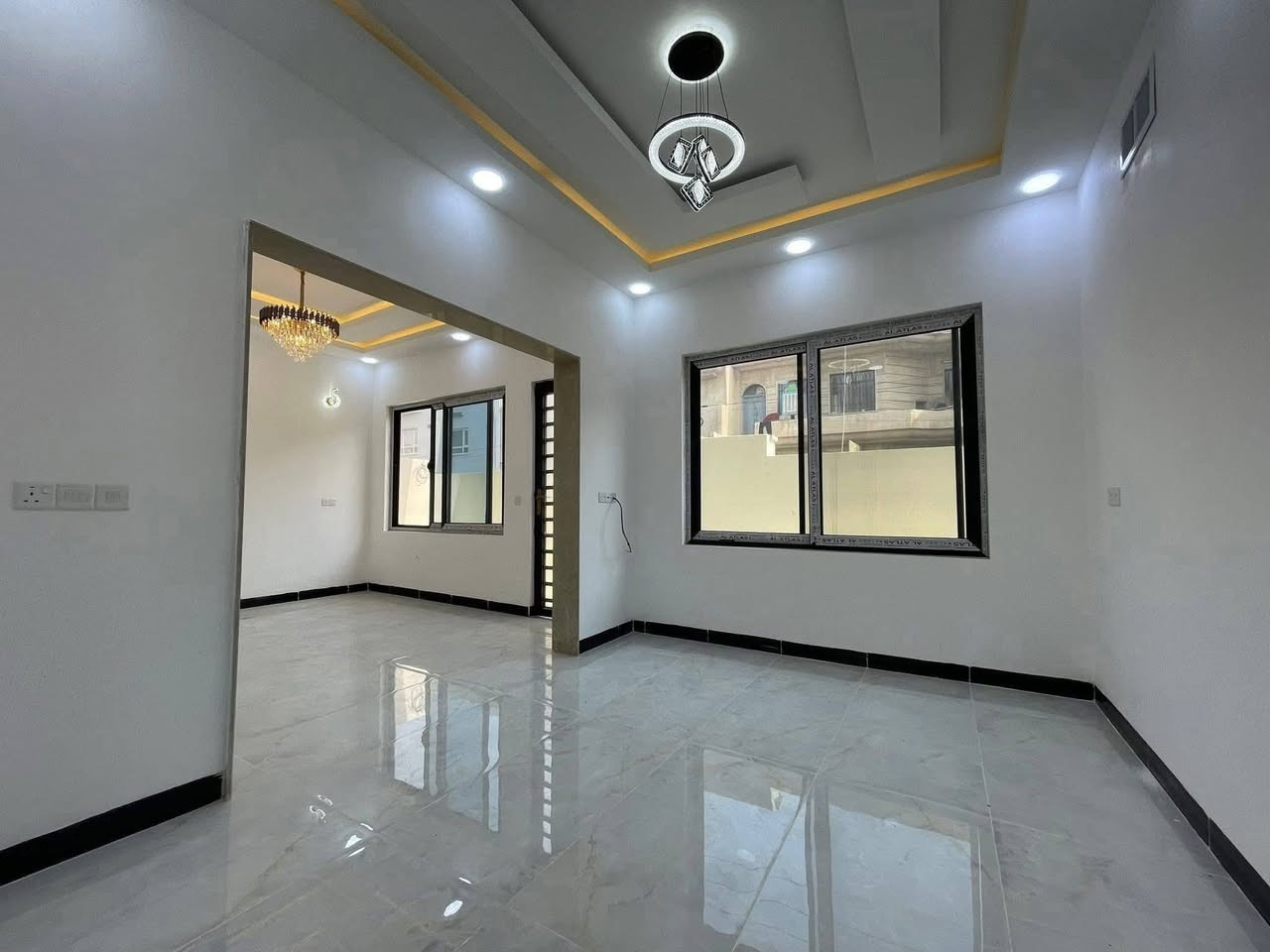 ⚜️مكتب البلديات للعقار⚜️

للبيع داران سكني سند طابو في حي الصديق 
قرب ثانوية نينوى للمتفوقات
المساحة ١١٠م الواجهة ١١م ( ركن ). طابقين بناء حديث زيرو
إتجاه شروق تام شارع ١٢م 
ط١ غرفة نوم وهول واستقبال ومطبخ وصحيات
ط١ ثلاثة غرف نوم وهول وصحيات وبيتونة / سطح كاشي
للإستفسار الإتصال☎️*********** ☎️***********
عنوان المكتب / الموصل حي المشراق فرع مطعم طماطة2
