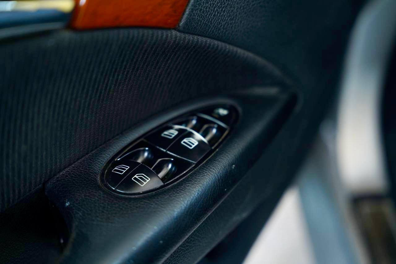 السلام عليكم مرسيدس 211موديل 2008 وارد ألماني E200 اربعه سلندر لون سلفر رقم بغداد بأسمي فتحه سقف حساسات تبريد أمامي خلفي كشافات مقاعد تدفئه السعر ب13000$ وبيه مجال للاتصال ***********
