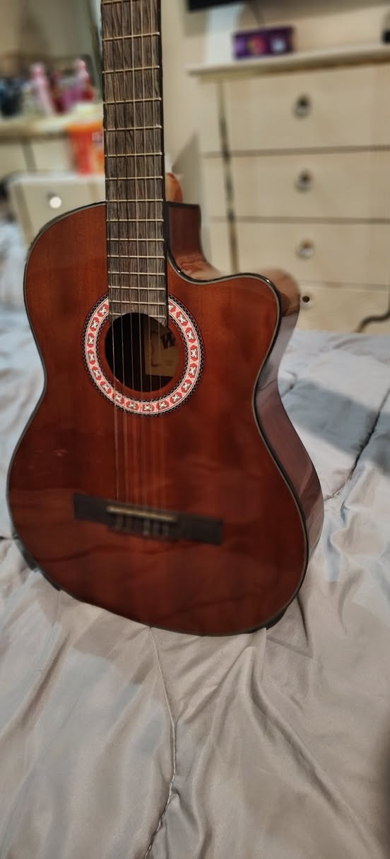 كيتار ايكولايزر

السلام عليكم كيتار ايكولايزر غني عن التعريف

هذا الجهاز الموجود في جانب القيتار هو مضخم صوت داخلي (Preamp) من نوع EQ-7545R. وظيفته الأساسية هي السماح لك بتوصيل القيتار بسماعات خارجية (Speaker) أو جهاز تسجيل 

اجاني هدية ماعرف اعزف للبيع  

مع جنطة وجهاز اختيار الدوزن وبطارية جديدة وكيبل 

*********** بغداد المنصور

للعلم سعر الجديد بموقع ايبي مرفق بالصور

للبيع بسعر 250 الف سعر بلاش

مع الجنطة الاصلية لنفس الماركة وكيبل اصلي طويل وجهاز تعديل التونر

ملاحظة مهمه نزلتلكم بالصور سعره بيش بموقع ebay
