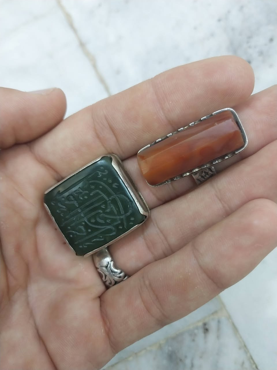 مكلف بالنشر 
محابس اثنين للبيع السعر 150 وبيهن مجال توصيل موجود (كصبه عقيق قديم) الثاني(عقيق يشم) 
للتواصل 
***********
