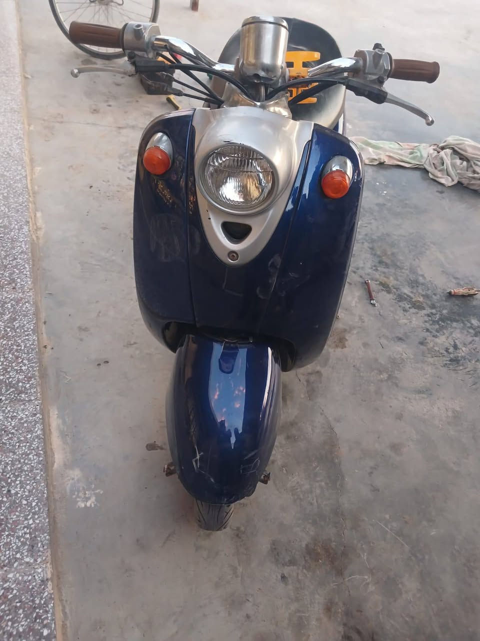 سلام عليكم دراجه كلاسيك للبيع دراجه حلوه مكينه مجفته جديد  مكاني بغداد سعر 200 رقم هاتف ***********
